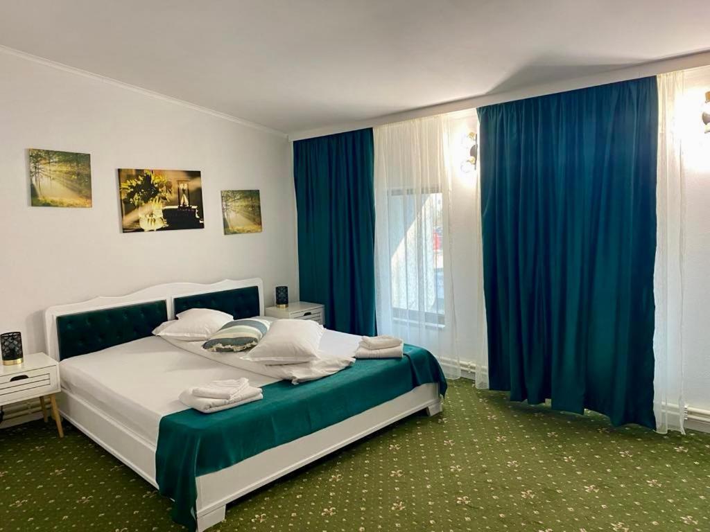 Hotel Green House クラヨーヴァ エクステリア 写真