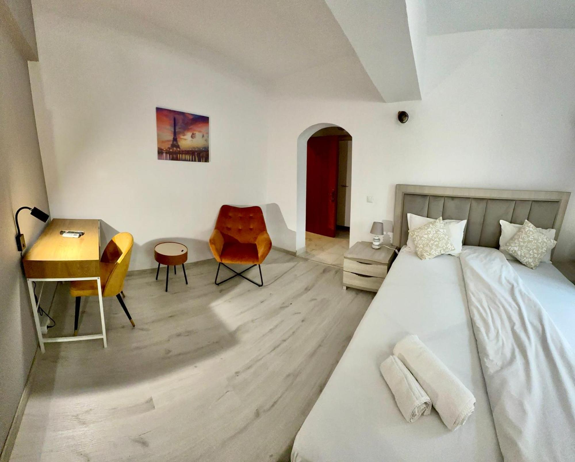 Hotel Green House クラヨーヴァ エクステリア 写真